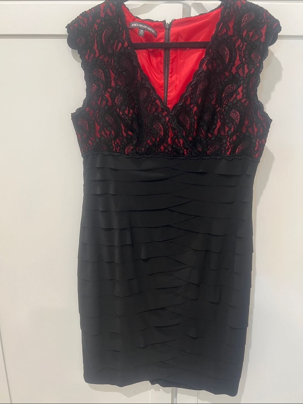 Jones Wear Red & Black Lace V-Neck Sheath Dress